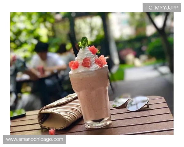 德约穿得像个老板，训练场外倒像街头咖啡店的常客？